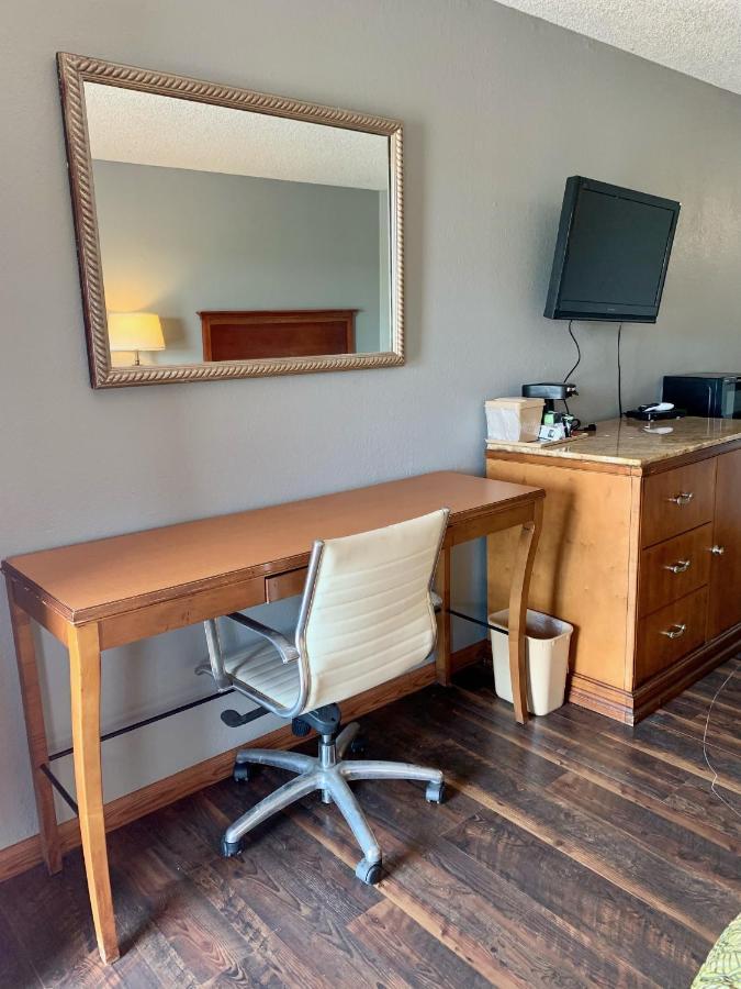 Hiway Inn Express Elk City Bagian luar foto