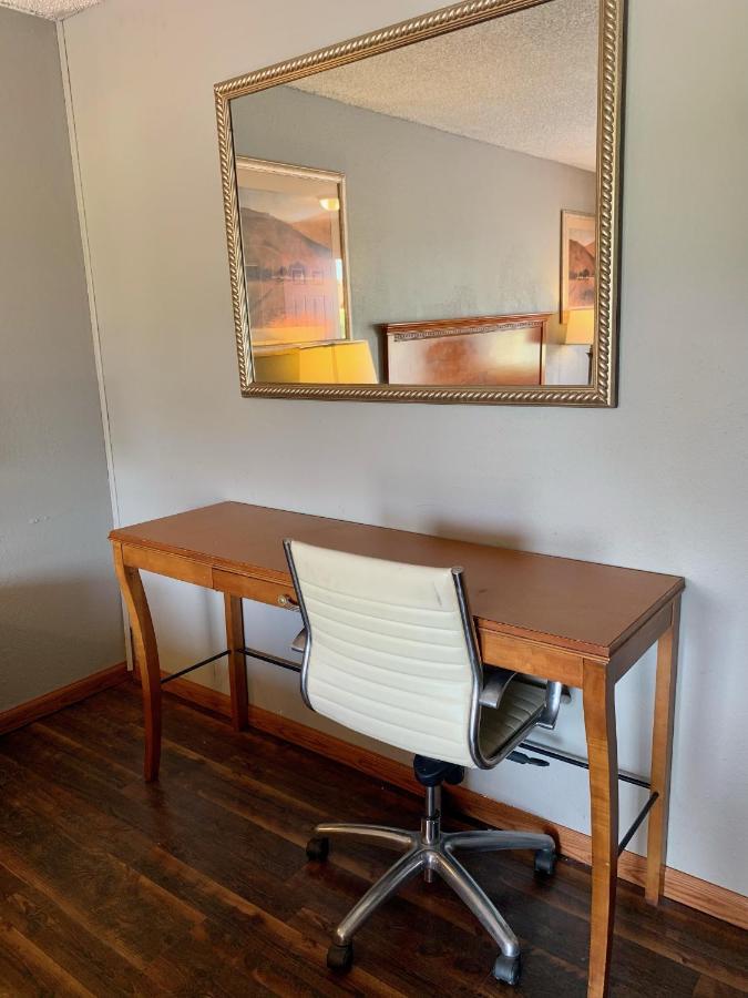 Hiway Inn Express Elk City Bagian luar foto